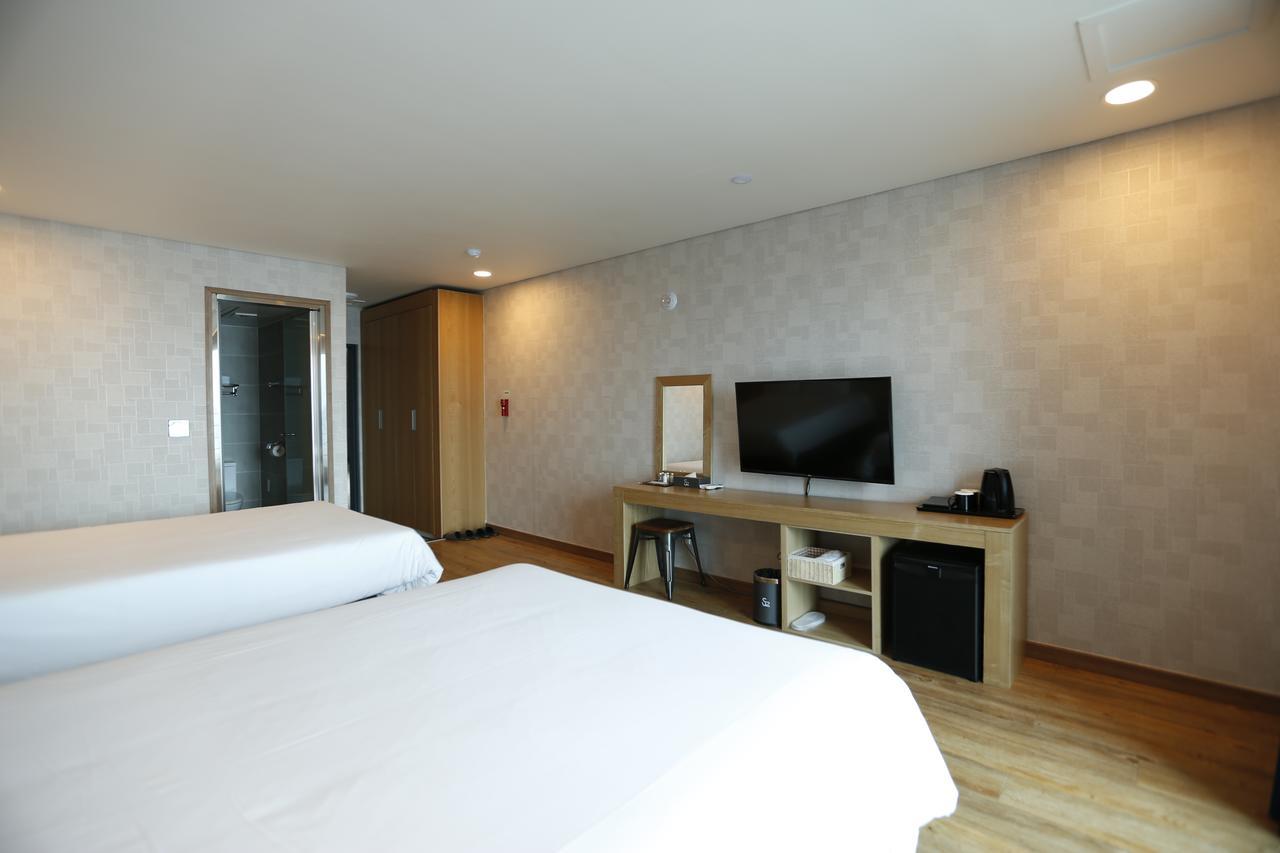 Hotel52 Seogwipo Bagian luar foto